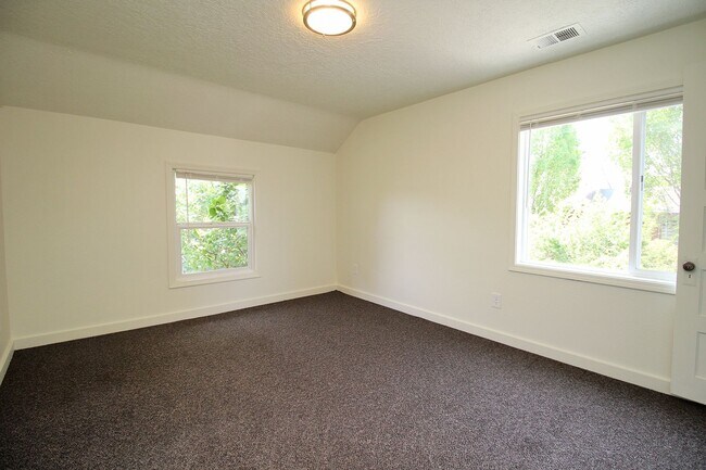 Building Photo - UNIVERSITY LIVING - Beautiful 5 Bedroom Ho...