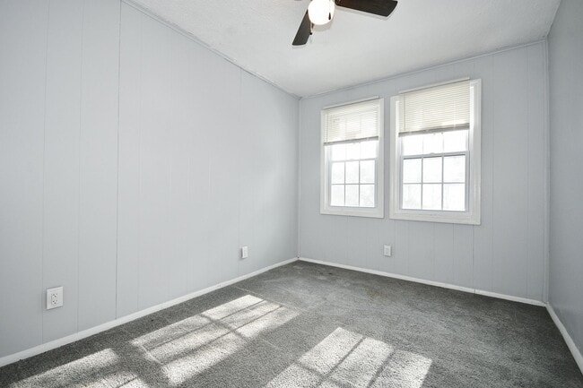 Building Photo - 2 Bed/1Bath Single Family Row House - Section 8 Considered