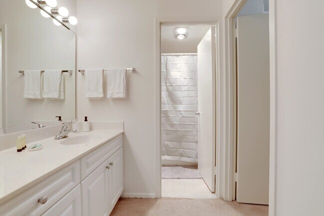 Building Photo - 1600 S Eads St