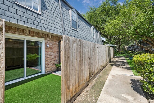Building Photo - 8939 Gaylord Dr