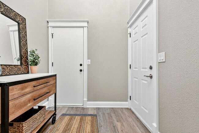 Building Photo - Two Bedroom Townhome W/ Garage!