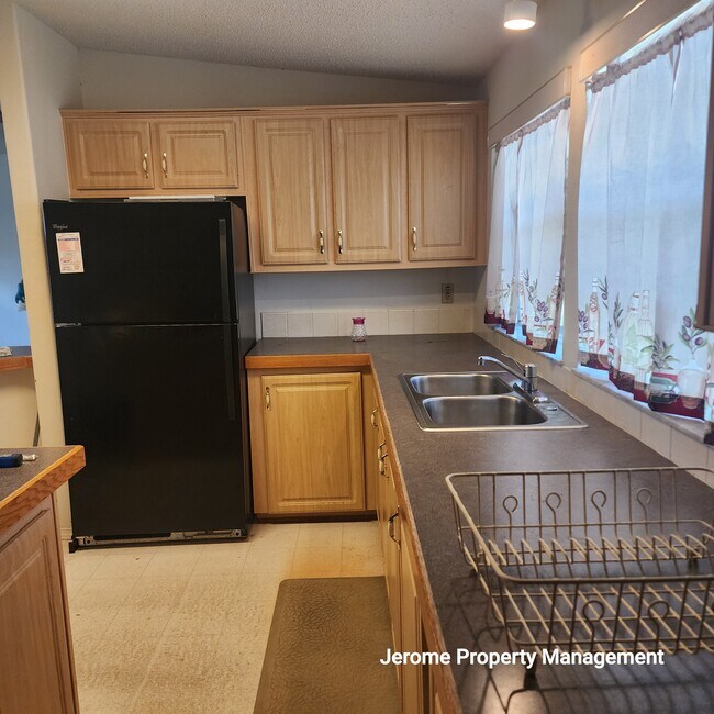 Building Photo - 5924 Vanco Dr