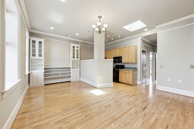 Building Photo - Available Now! 2 Bed/2 Bath With Parking I...