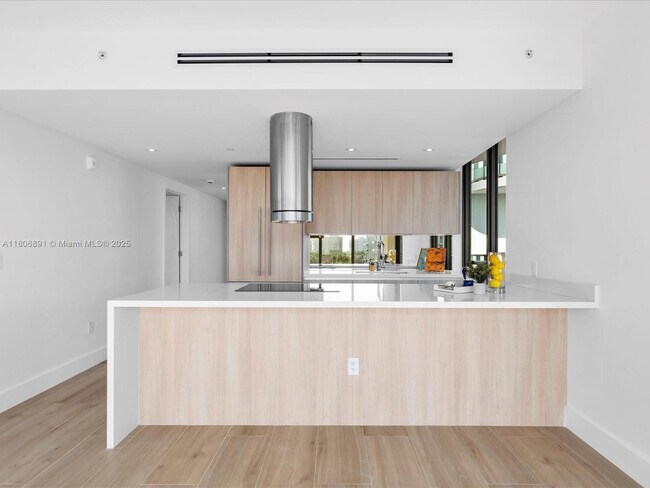 Building Photo - 9901 W Bay Harbor Dr