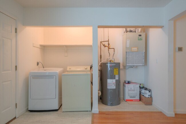 Building Photo - 4 bedroom / 2 1/2 Bath. Undergrad Welcome. Off Street Parking, Bus Route