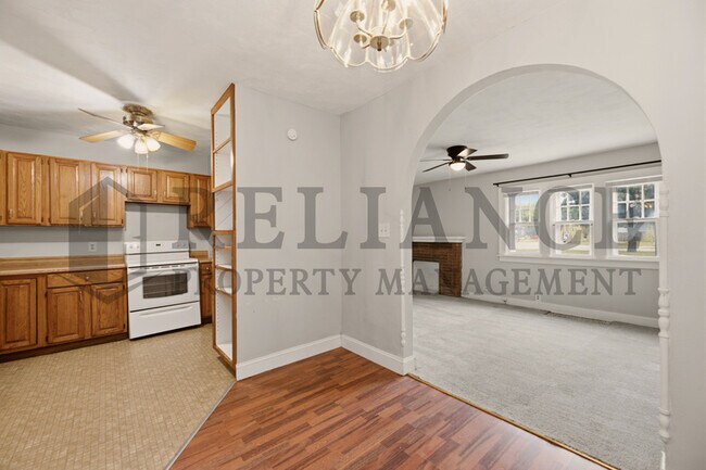 Building Photo - 703 S Grove Dr