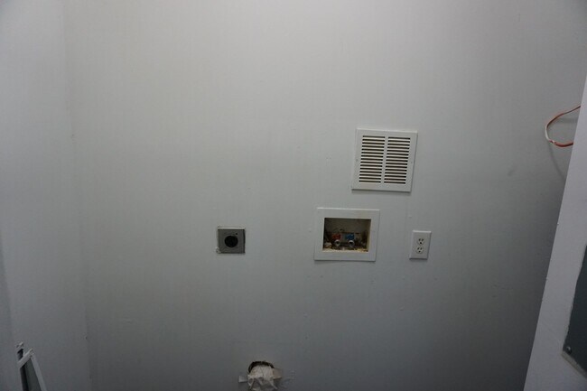 Building Photo - 2BR/1BA Apartment in Downtown Wilmington - Near Brooklyn Arts District - $1,200/Monthly - Pet Fri...