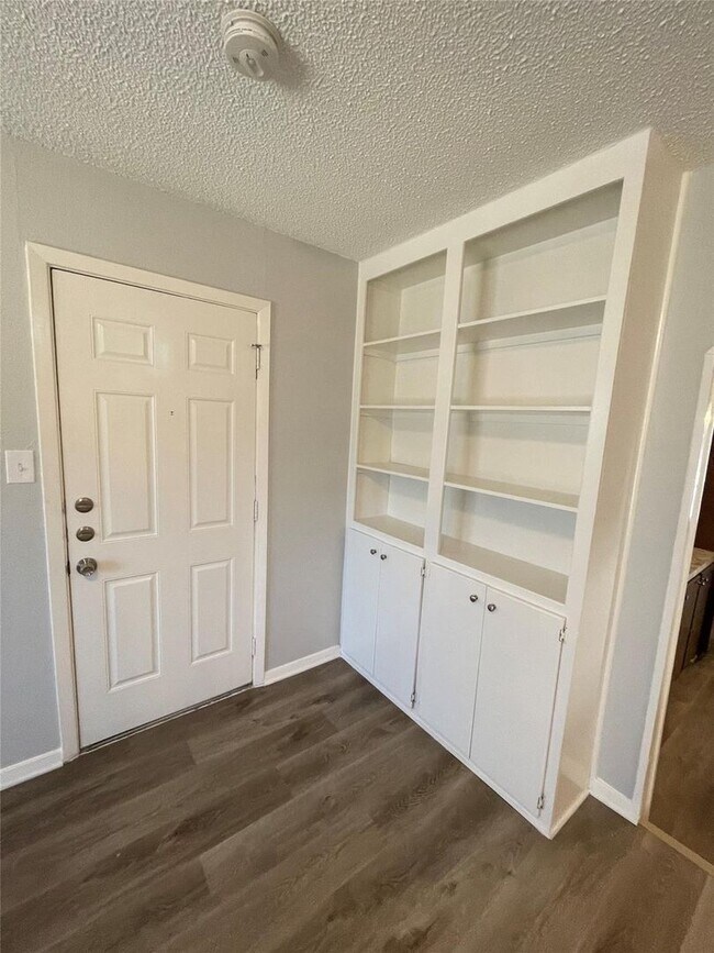 Building Photo - 3 BR/2BA | Single Family Home | Covered Patio | Additional Living room!