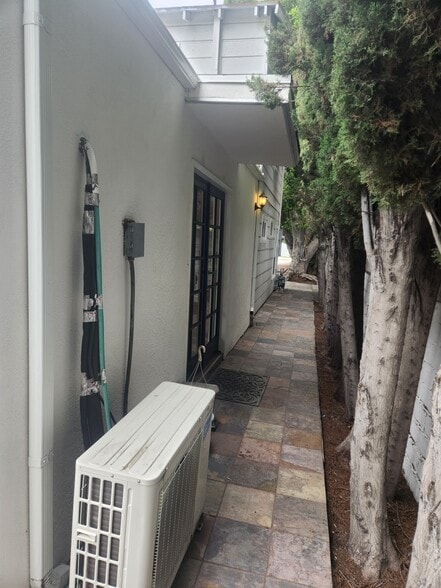 Building Photo - 5516 Vanalden Ave