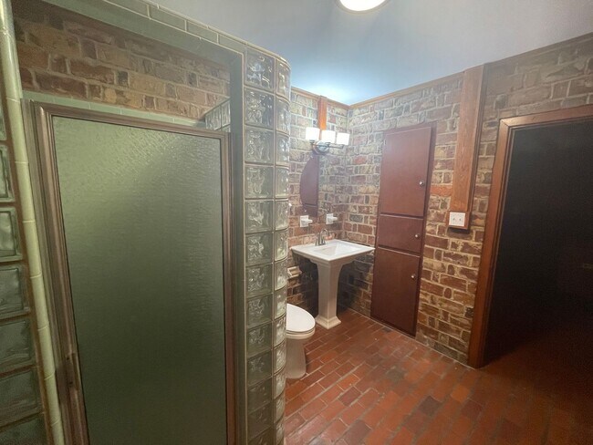 Building Photo - Stunning 3-Bedroom Home with Attached Private Suite – Fully Updated & Move-In Ready