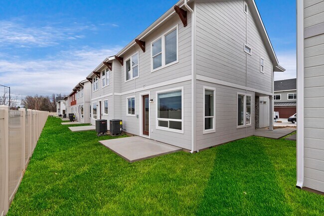 Building Photo - Charming & Modern Townhouse in Meridian!