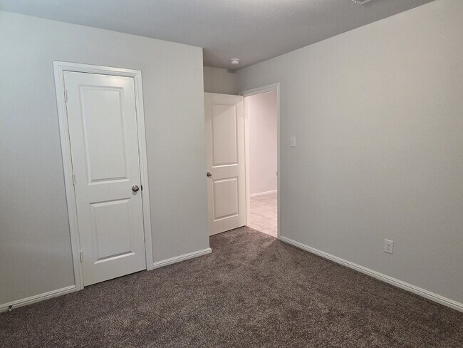 Building Photo - 3128 Winoak Dr