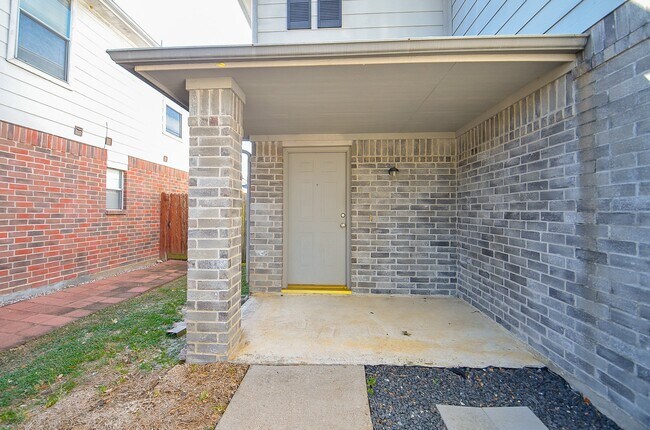 Building Photo - 17327 Davenway Dr