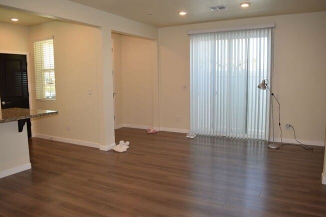 Building Photo - 3280 Chickadee Ct
