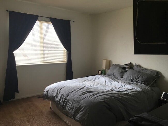 Building Photo - 2 Bed 1.5 Bath Townhouse in North Central Loveland