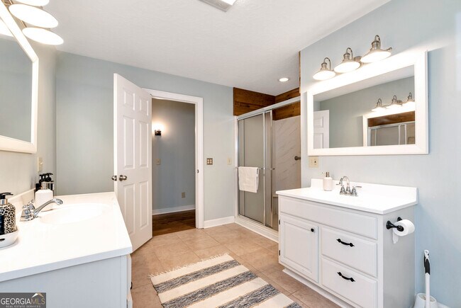 Building Photo - 3978 Pineshore Cir