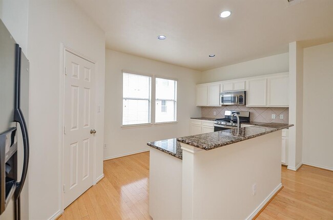 Building Photo - 3027 N Heights Hollow Ln