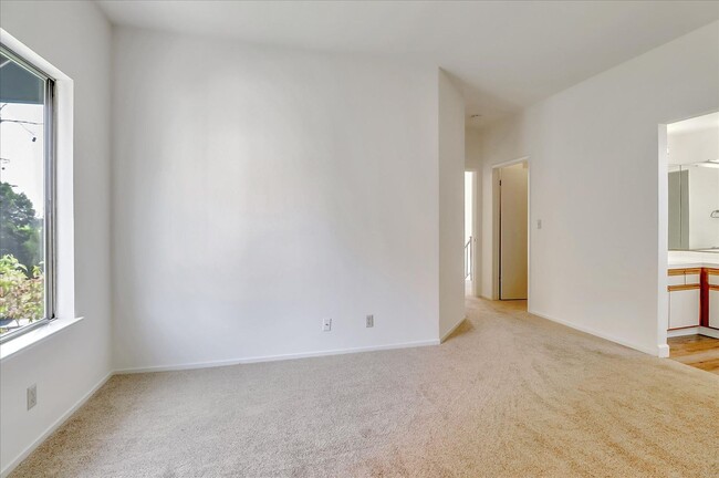 Building Photo - 2BR/2.5BA Home in Cupertino with High Ceil...