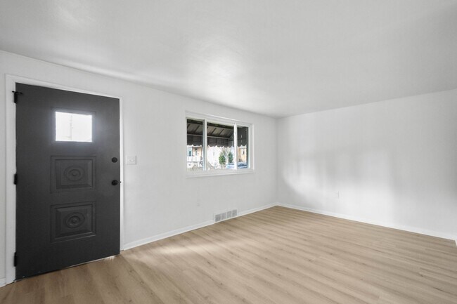 Building Photo - Charming 2 bedroom home in McKees Rocks available May 1!