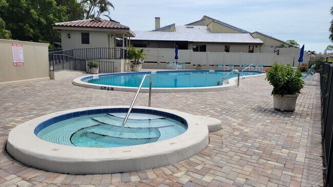 Building Photo - Seasonal/short term renovated 3/3 villa with golf course views on Longboat Key!