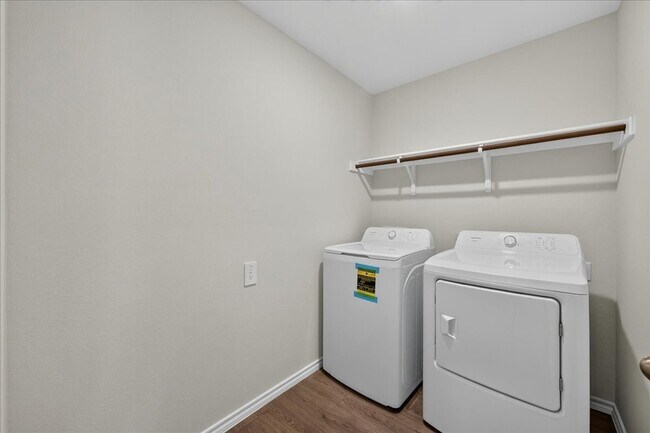 Building Photo - 717 Sweet Pea Dr