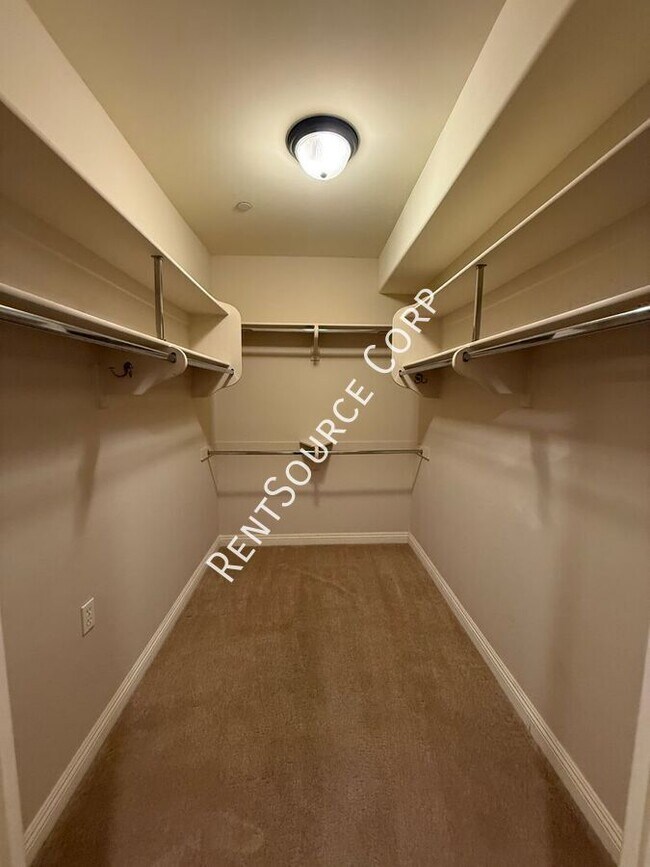 Building Photo - 12044 Hoffman St