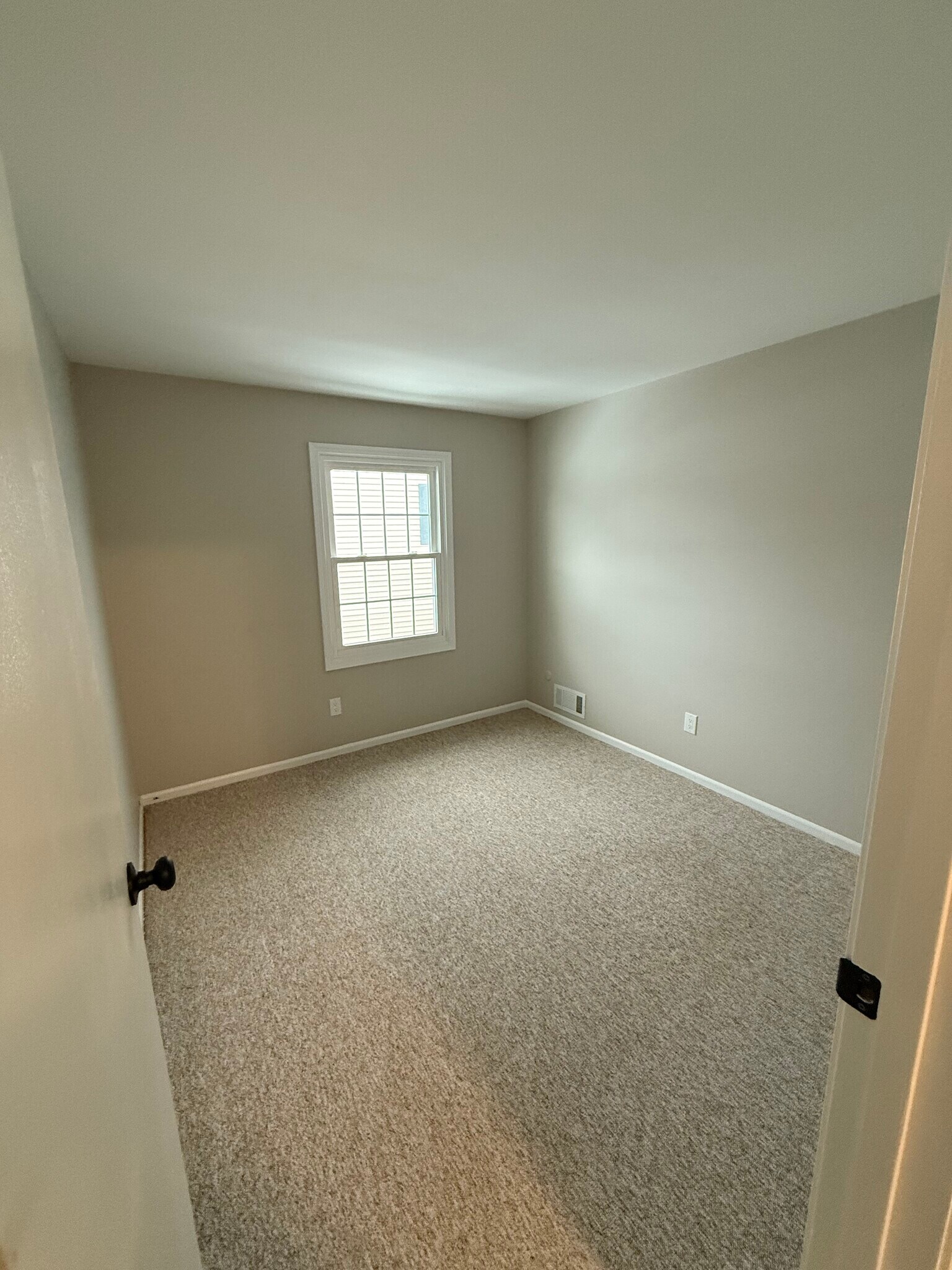 Building Photo - 12 Falcon Ln W