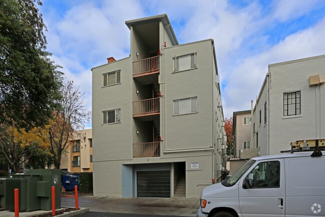 Building Photo - Judith Manor