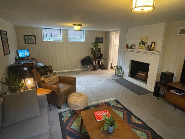 Living room - 5520 N Concord Ave