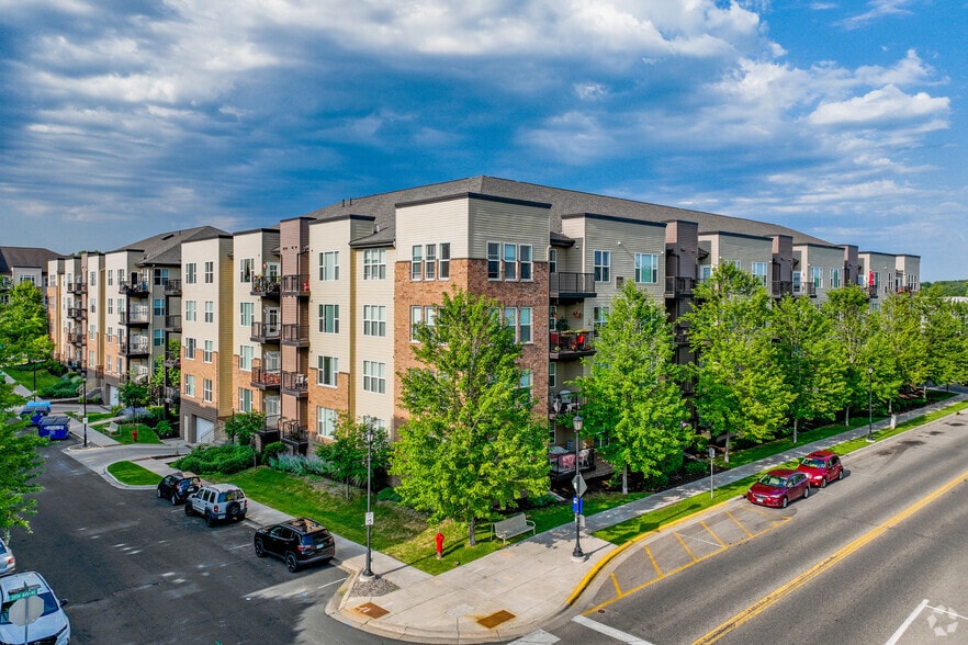 Building Photo - The Legends at Silver Lake