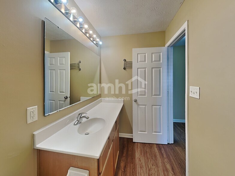 Building Photo - 5940 W Nautica Blvd