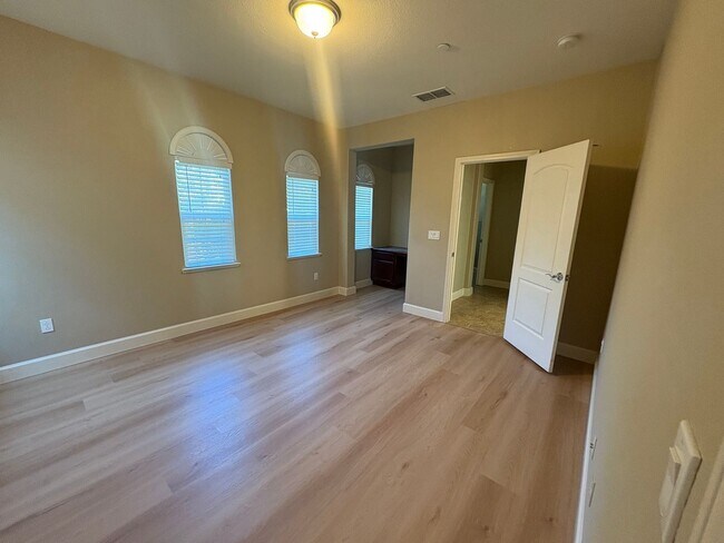 Building Photo - 1/2 off ONE months rent special