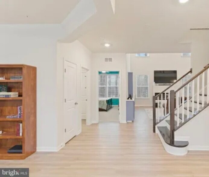 Entry - 10910 Meridian Hill Way