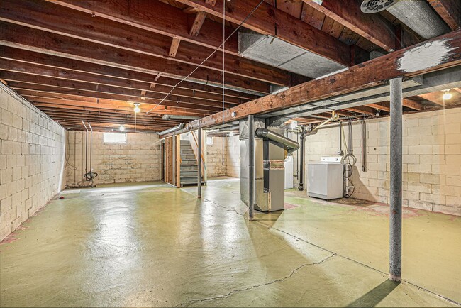 Building Photo - AVAILABLE IN AUGUST! 3 Bedroom, 1 Bath Sin...