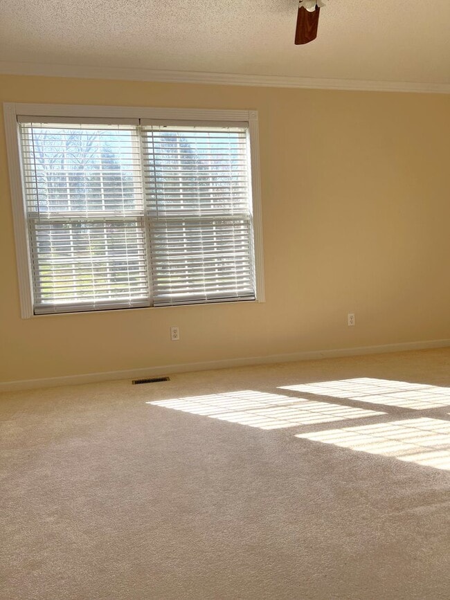 Building Photo - Maryville 37804 - 3 bedroom 2.5 bath - call Adam Sharp 865-254-0980