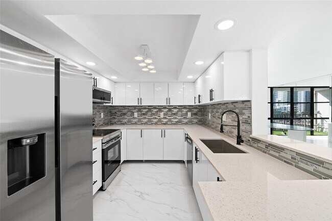 Building Photo - 800 Parkview Dr