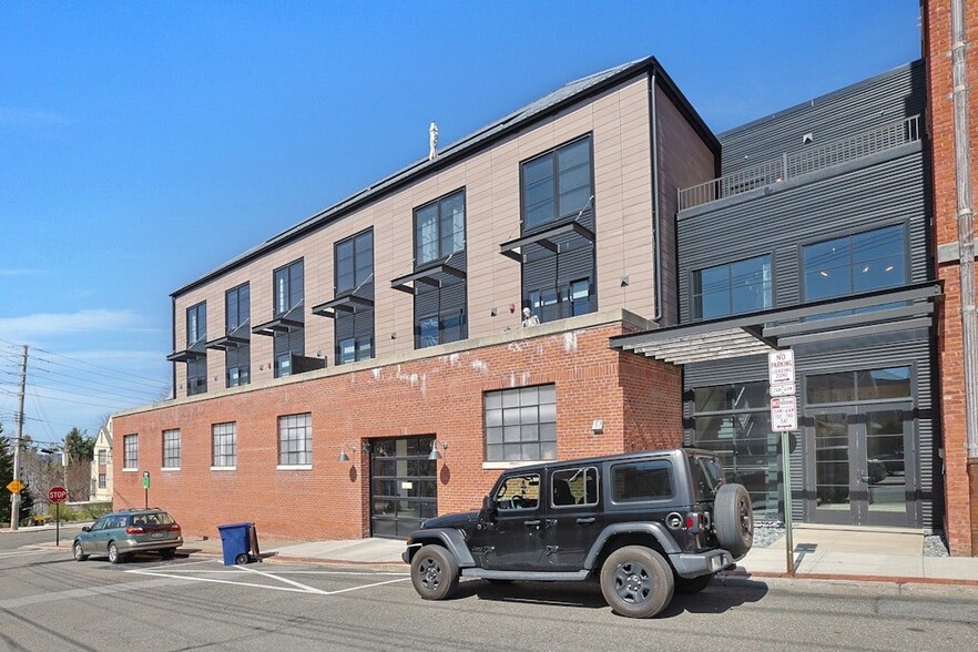 Building Photo - 40 Chestnut St