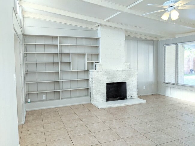 Building Photo - 156 E Marshall Blvd