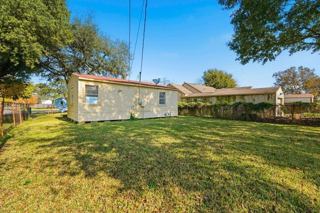 Building Photo - 729 13th Ave N