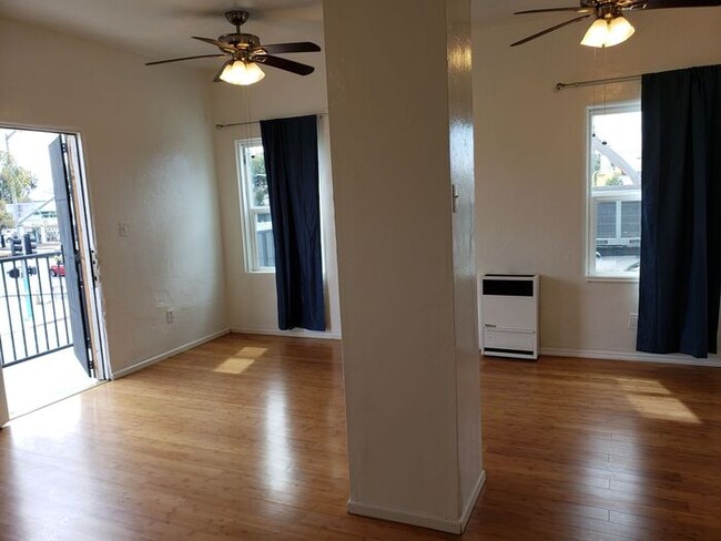 Building Photo - $500 REBATE Bright end unit - North Park S...