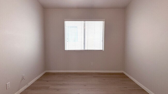 Building Photo - Single Story Summerlin Home with 3 Bedrooms! No Carpets. New Laminate Flooring. Cute backyard.