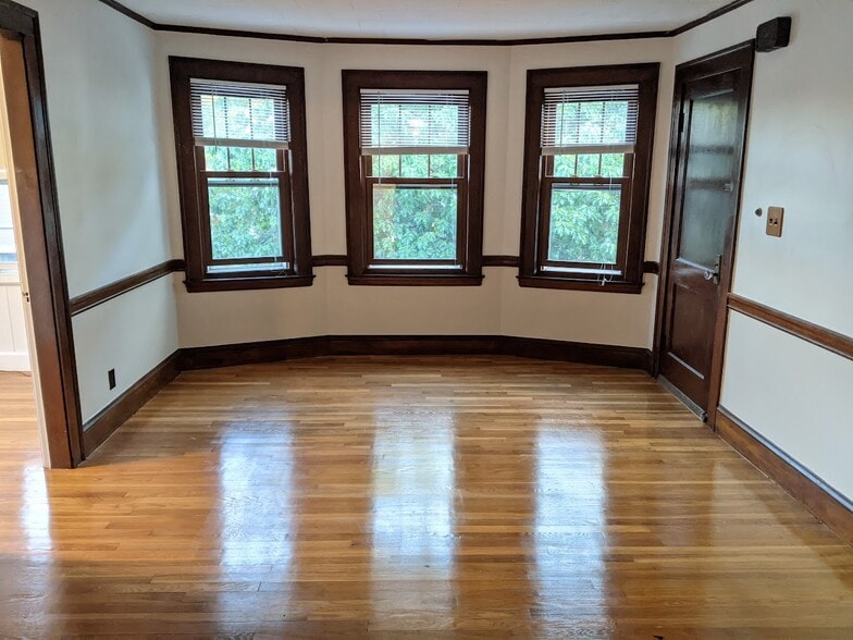 Building Photo - 66 Brock St