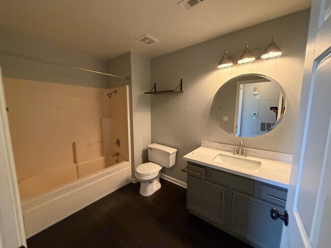 Building Photo - Beautiful 1 Bedroom Condo