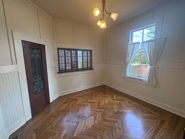 Building Photo - 415 Turney St