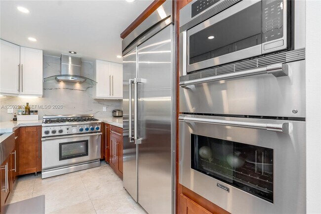 Building Photo - 3140 S Ocean Dr