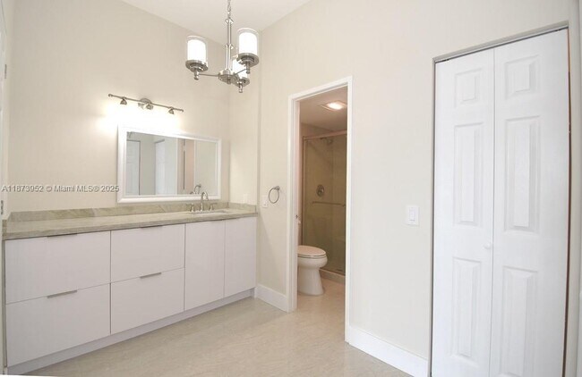 Building Photo - 3701 N Country Club Dr