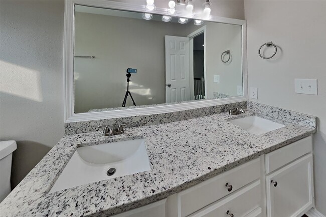 Building Photo - 9211 Wandsworth Dr