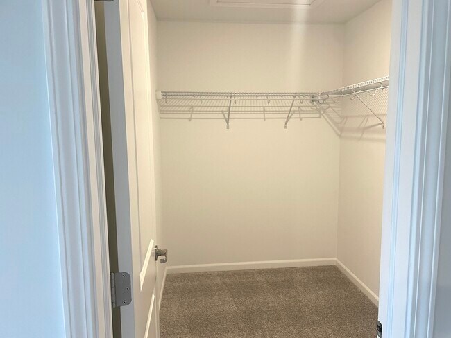 Building Photo - 472 Carpathian Dr