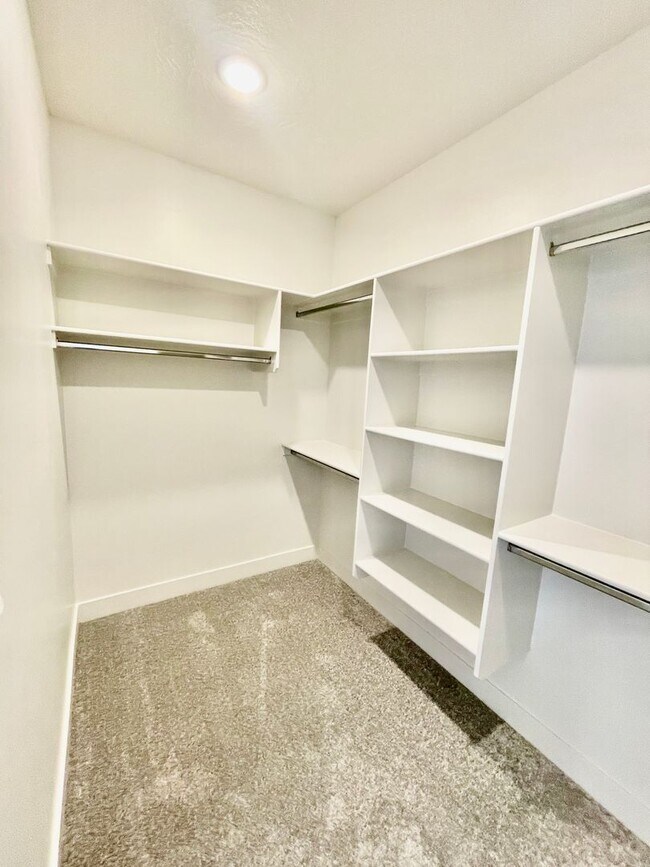 Building Photo - 632 Elmbrook Dr