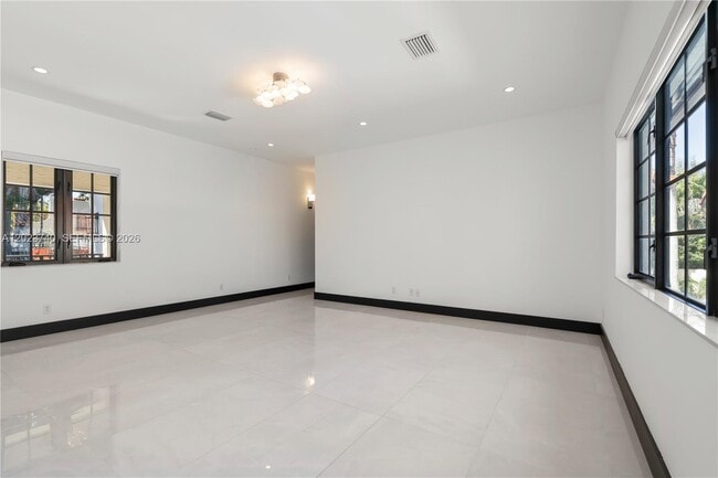 Building Photo - 519 Alhambra Cir